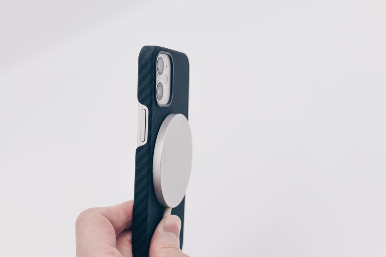 ケースを付けると少し磁力が弱くなるような気もするが、ほぼ問題ない