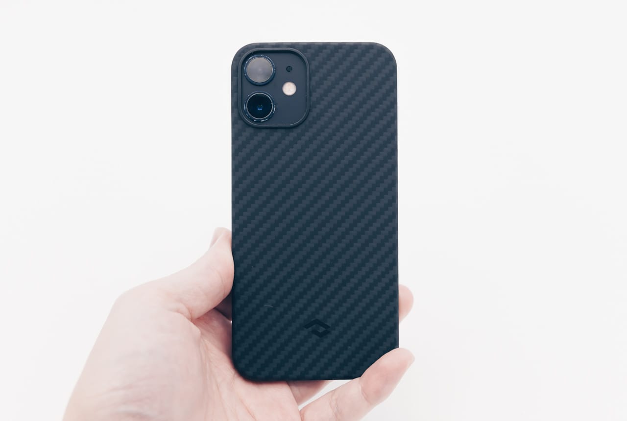 黒のiPhoneにPITAKA MagEZ Caseを付けた様子