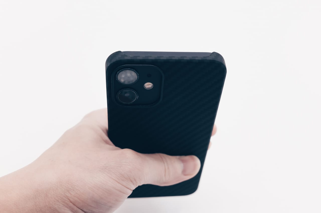 黒のiPhoneに取り付けると非常にスタイリッシュな印象