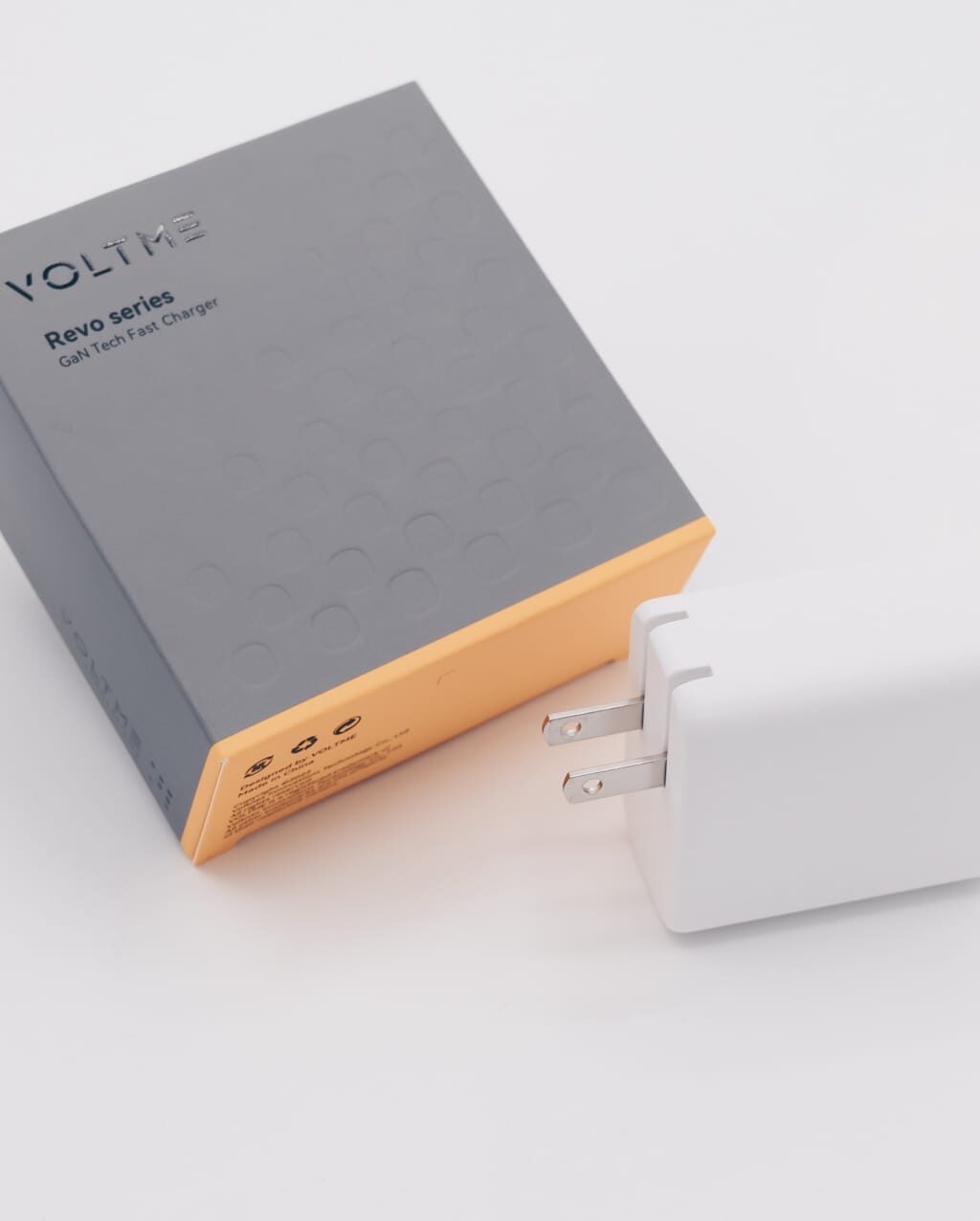 VOLTME Revo 65W レビュー／USB-C×2、USB-A×1の計3ポートを搭載した、使いやすい構成の小型USB充電器