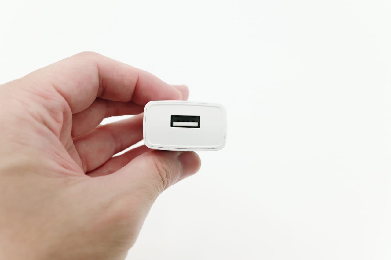 充電アダプタも付属