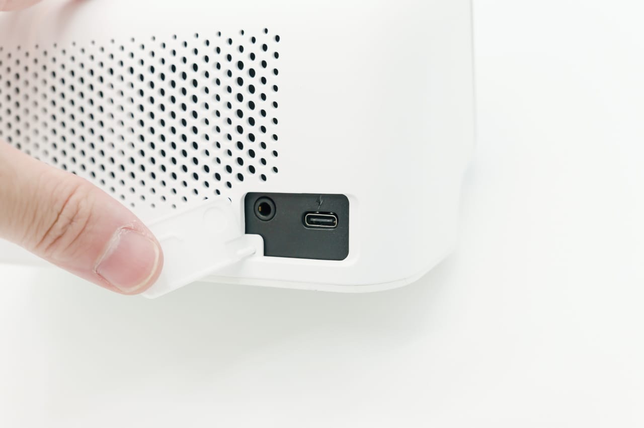 本体背面にはUSBポートと、3.5mmオーディオジャックがある