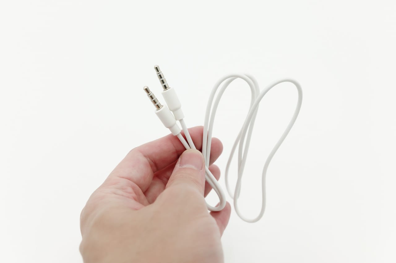 付属のオーディオケーブルを使えば、有線接続にも対応