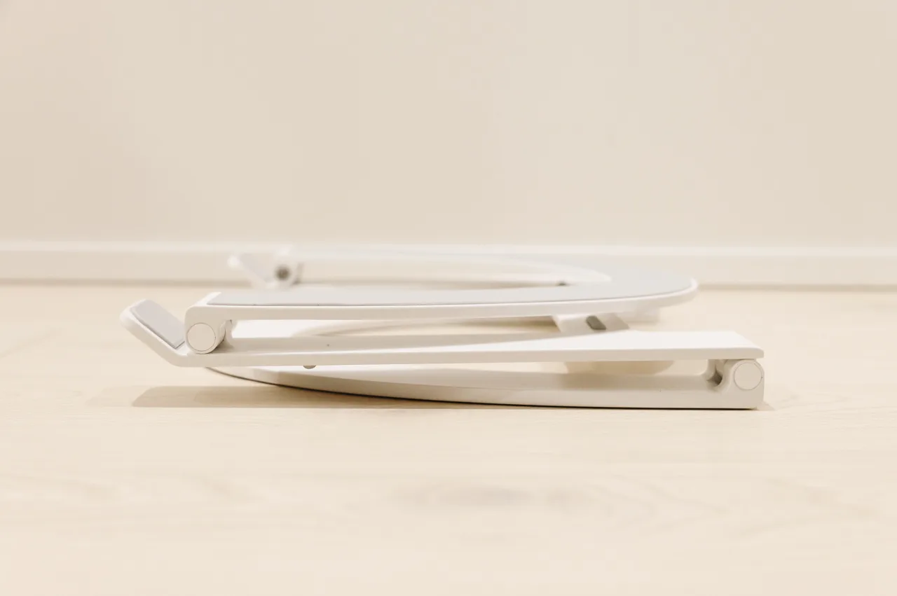 おしゃれな白いノートパソコンスタンド／Twelve South Curve Flex