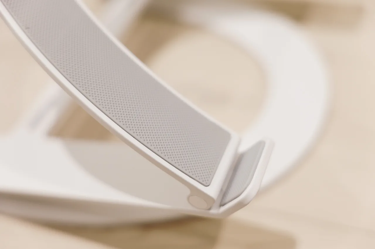 おしゃれな白いノートパソコンスタンド／Twelve South Curve Flex