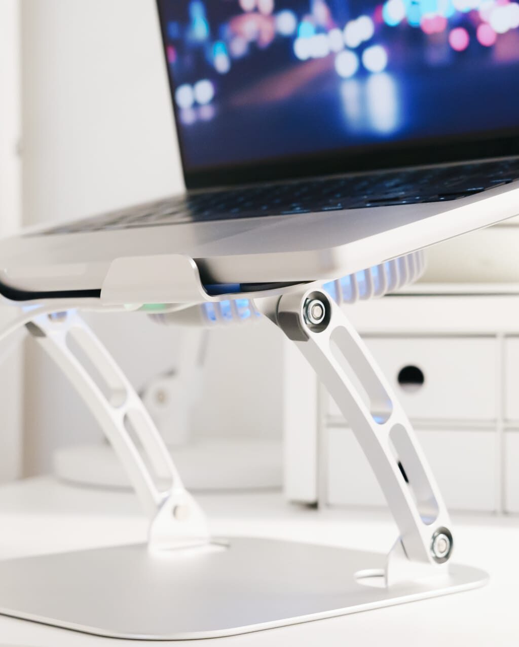 SHUWEI ノートパソコンスタンド レビュー／ファン搭載で強力な冷却性能。熱を持ちやすいゲーミングノートパソコンに最適