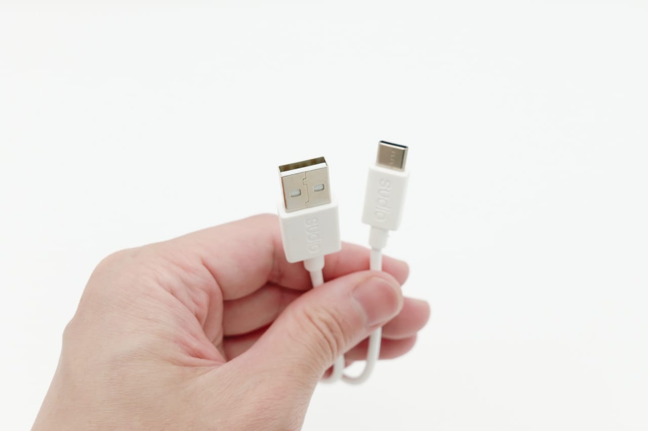 充電する際に使う、USBケーブル