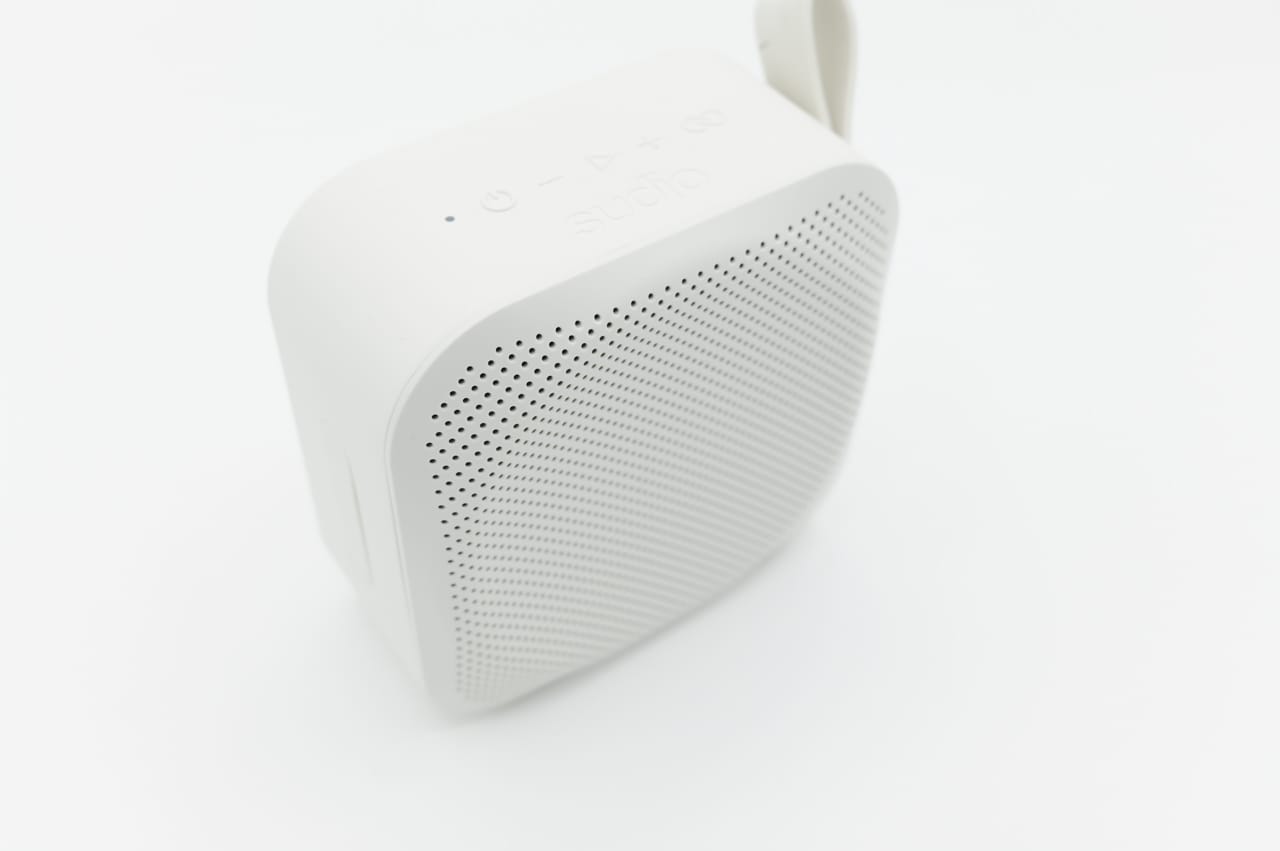 斜めから見ると丸く窪みが付いた形状なのが分かる