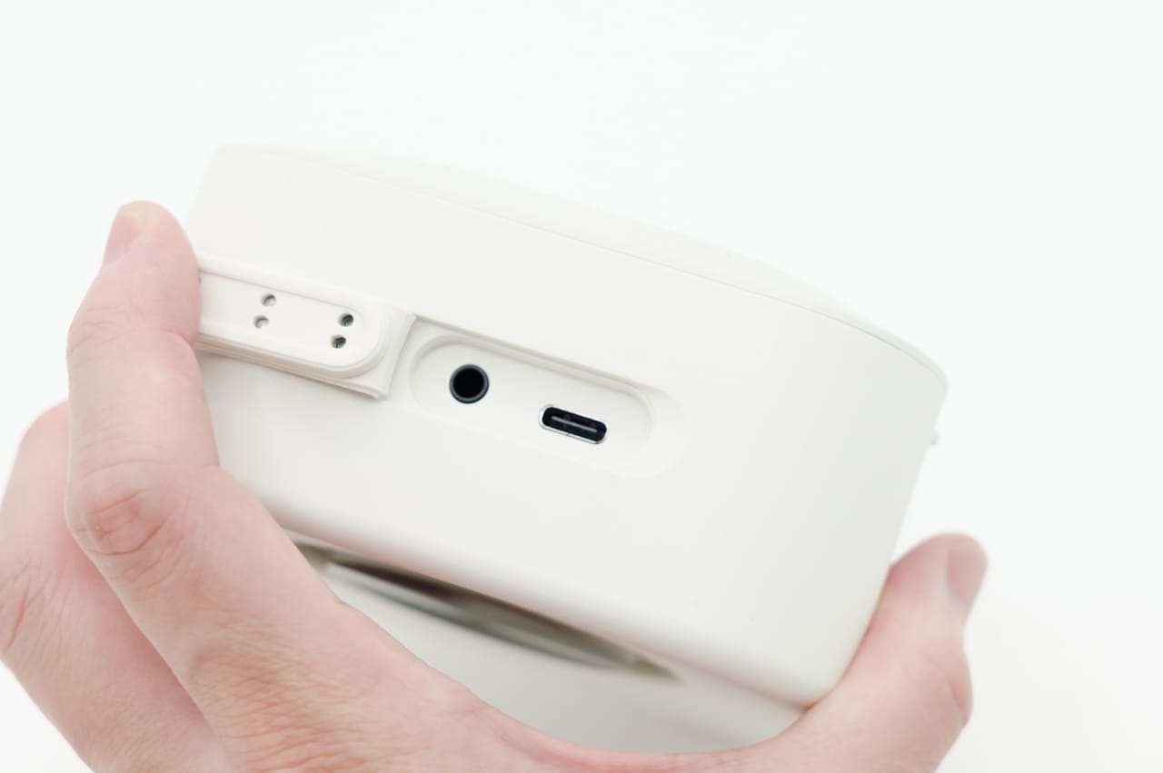 本体側面にはUSB-C端子と、3.5mmイヤホンジャックがある