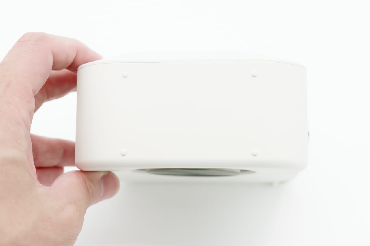 本体底面は突起が付いており、置いた時に安定する