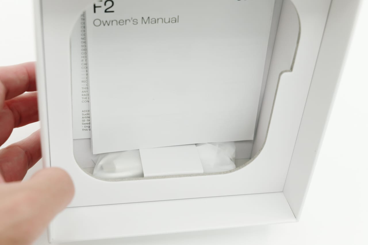 本体下に、付属品やマニュアル類が収められている