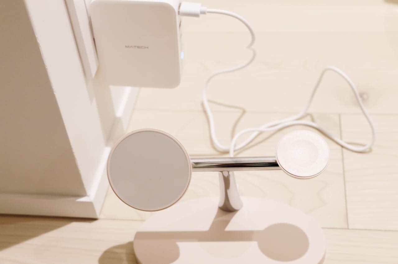 USB充電アダプタと繋げた様子