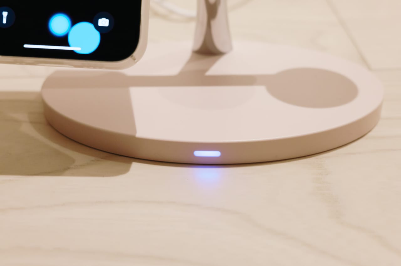 充電中はLEDが青く光る