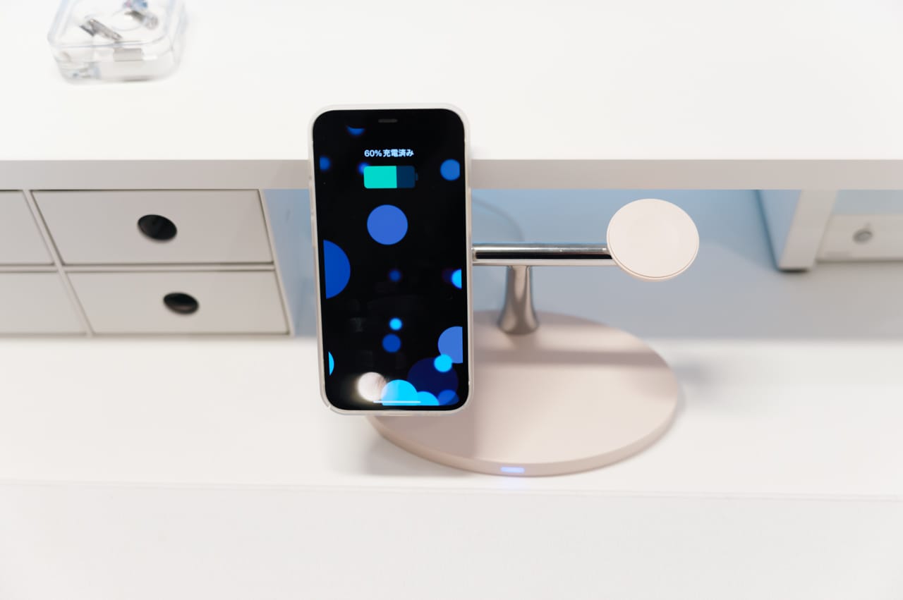 ケーブル不要で充電できるのが良い