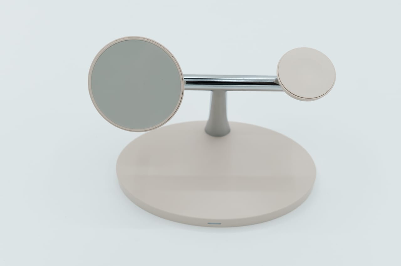 スリーコインズ マグネットワイヤレスチャージャーの本体デザイン