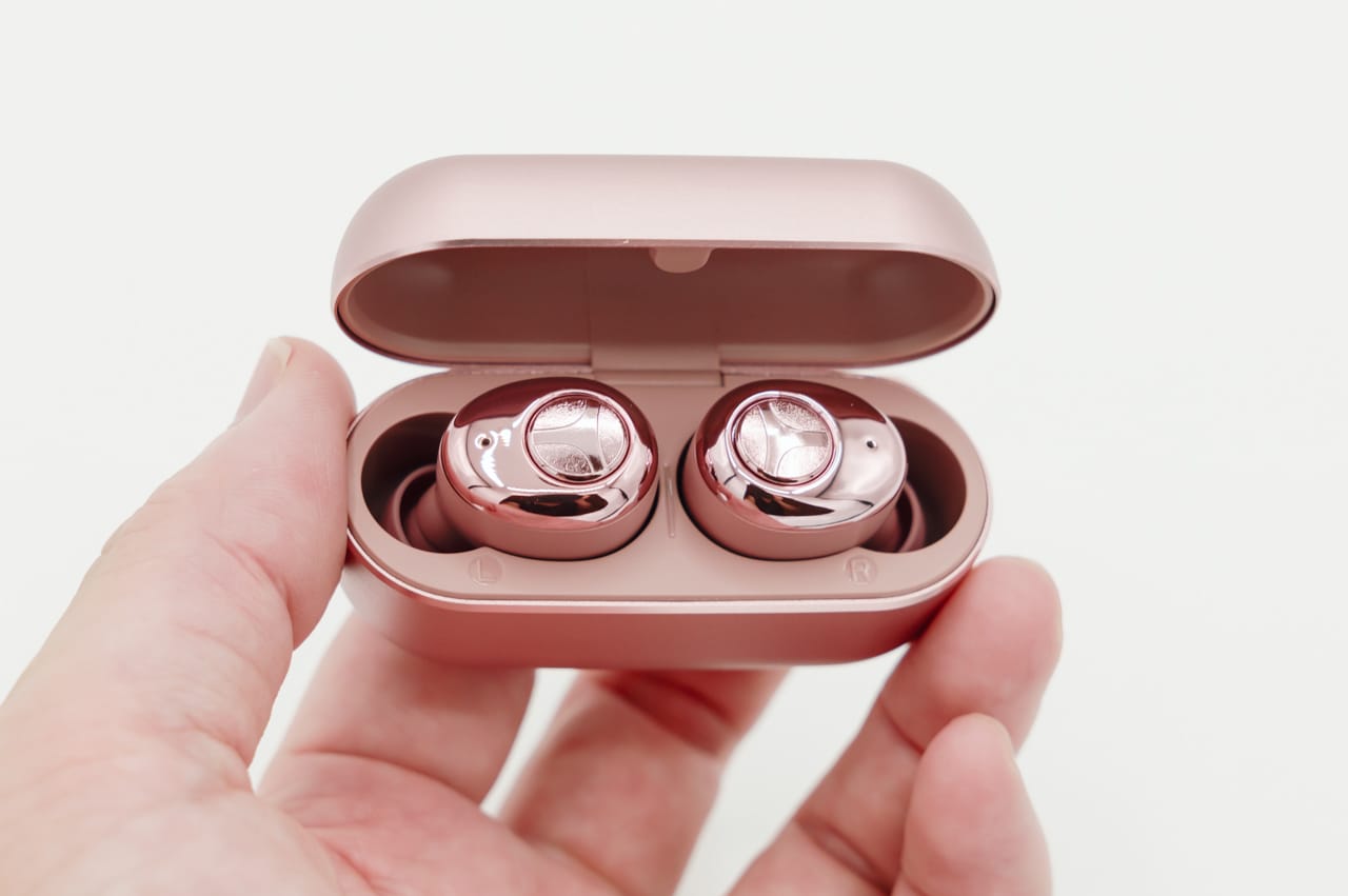 Tranya T6の充電ケースを開いた時の様子