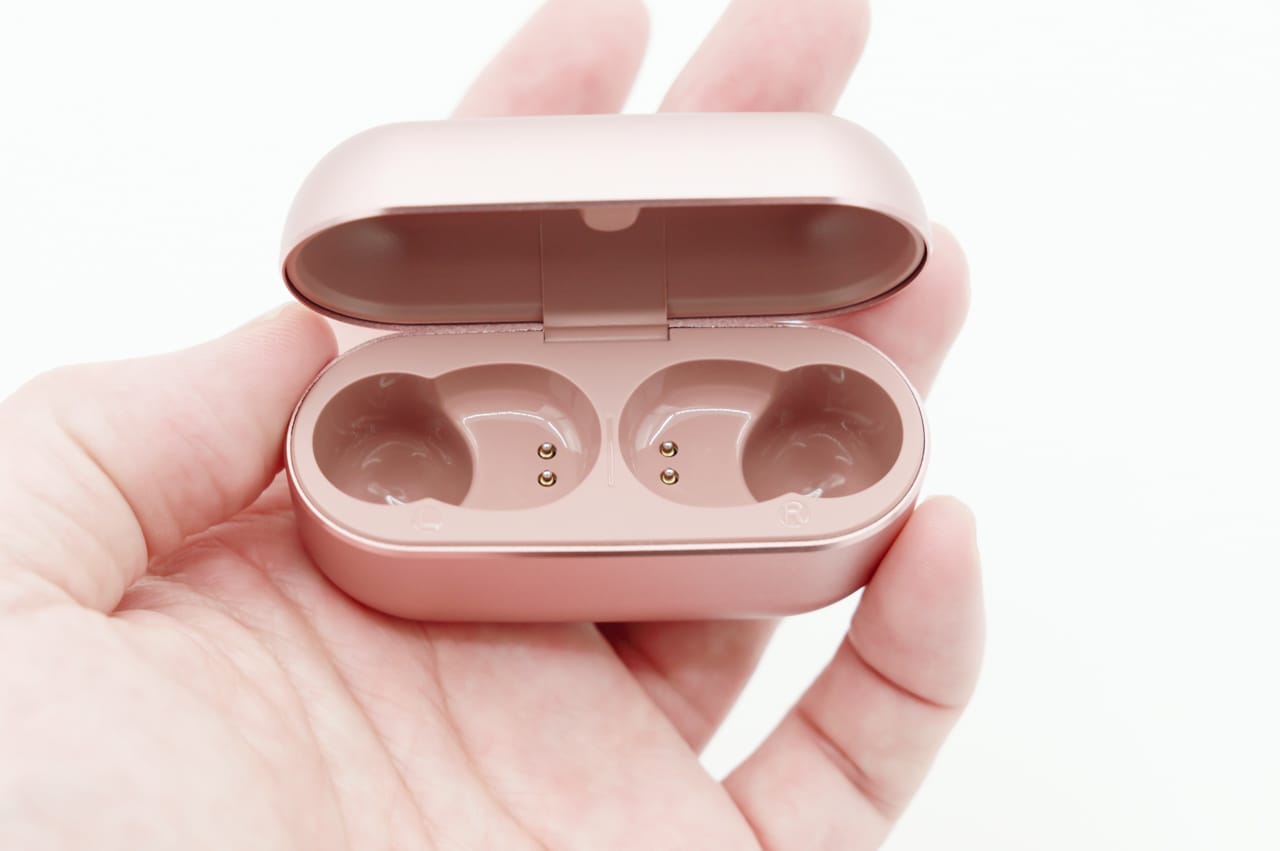 充電ケースには「L/R」の表記がある