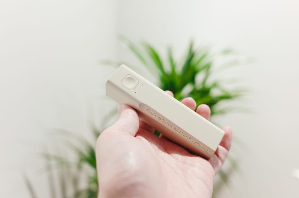 スリーコインズ スティックモバイルバッテリー レビュー／くすみカラーが可愛く、コンパクトで持ち運びに便利