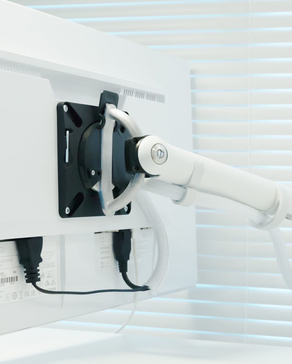 ハーマンミラー Flo Monitor Arm レビュー／世界で最も美しいおしゃれな白いモニターアーム