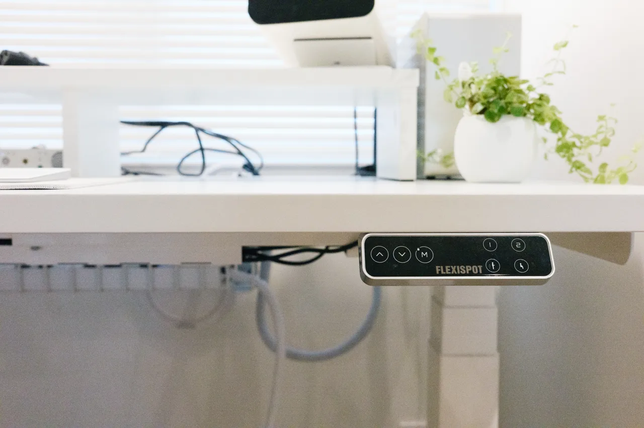 【あいざわ】ハーマンミラー　モニターアーム FLO　白　【綺麗】 ハーマンミラー Flo Monitor Arm レビュー／世界で最も美しい