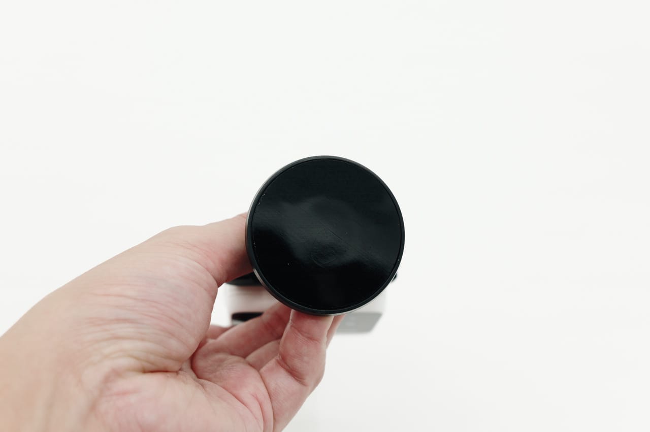 台座についているカバーを外すと粘着パッドが付いている