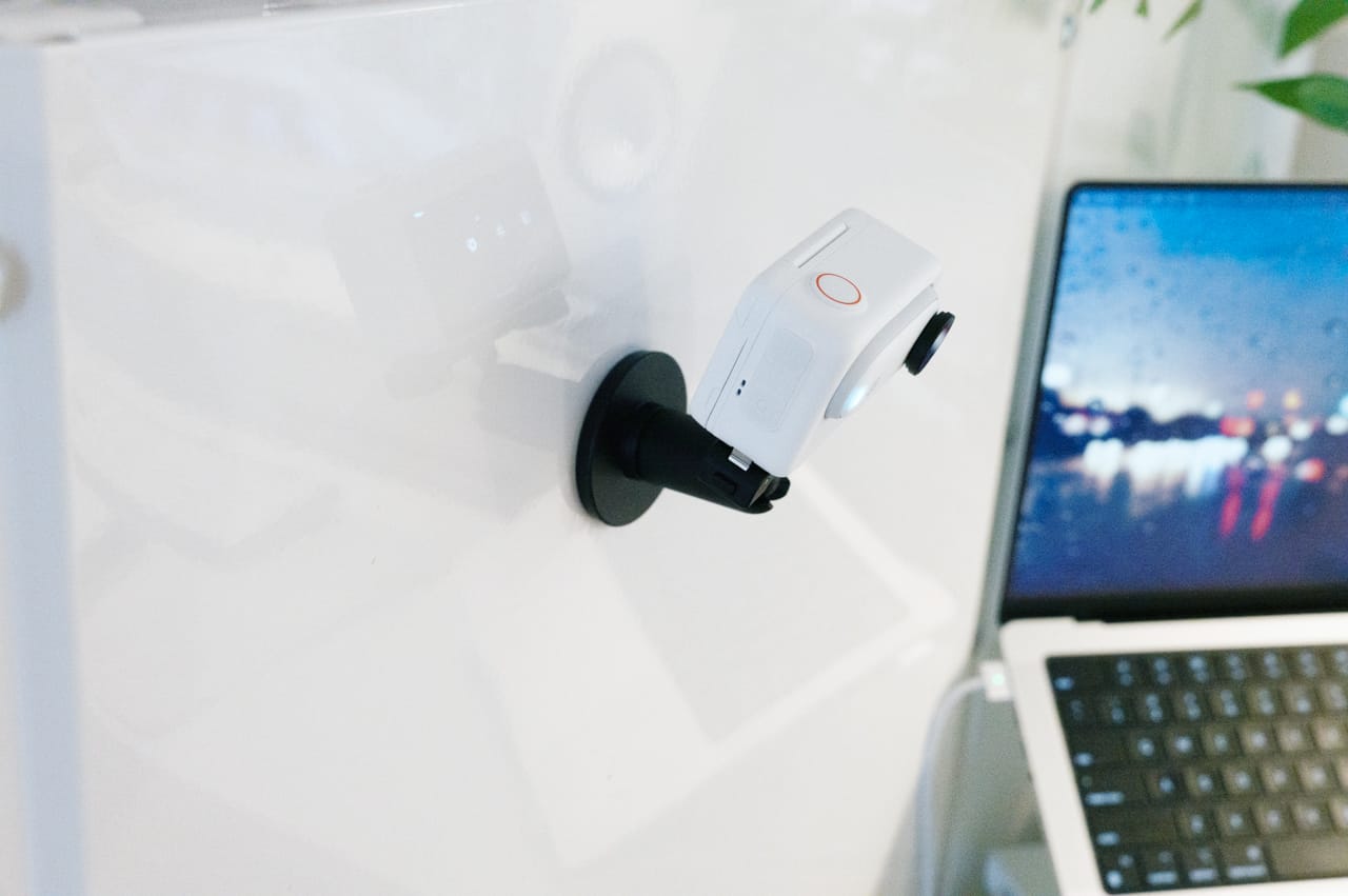 壁なんかに取り付けて、柔軟な角度から撮影が可能