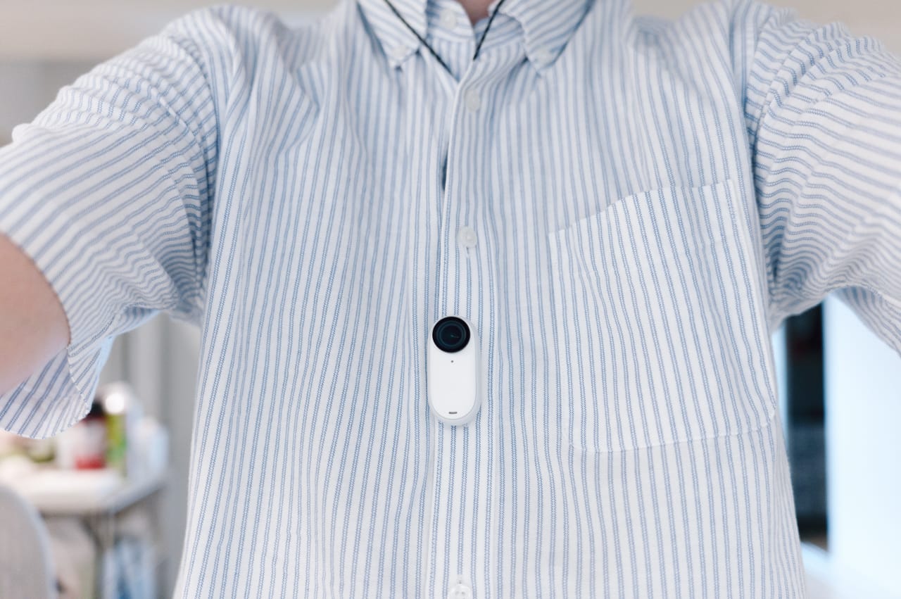 シャツの中とかに仕込んで、ハンズフリーで撮影が可能