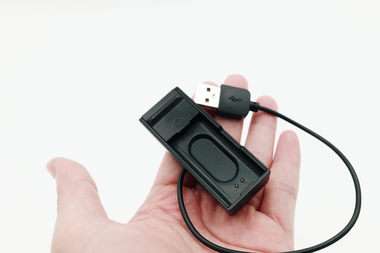 付属の磁気充電器