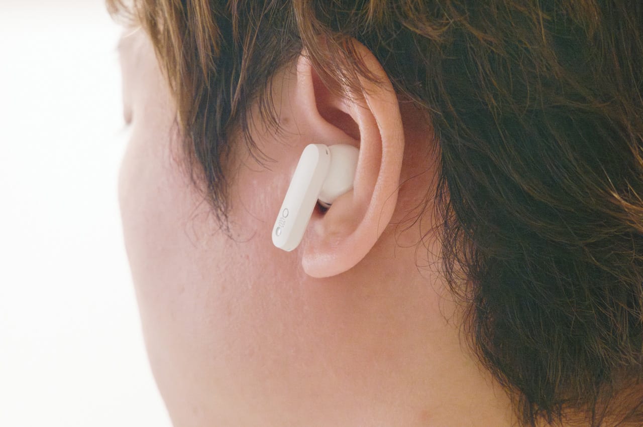 CMF by NOTHING BUDS PROを装着した様子。斜め後方から