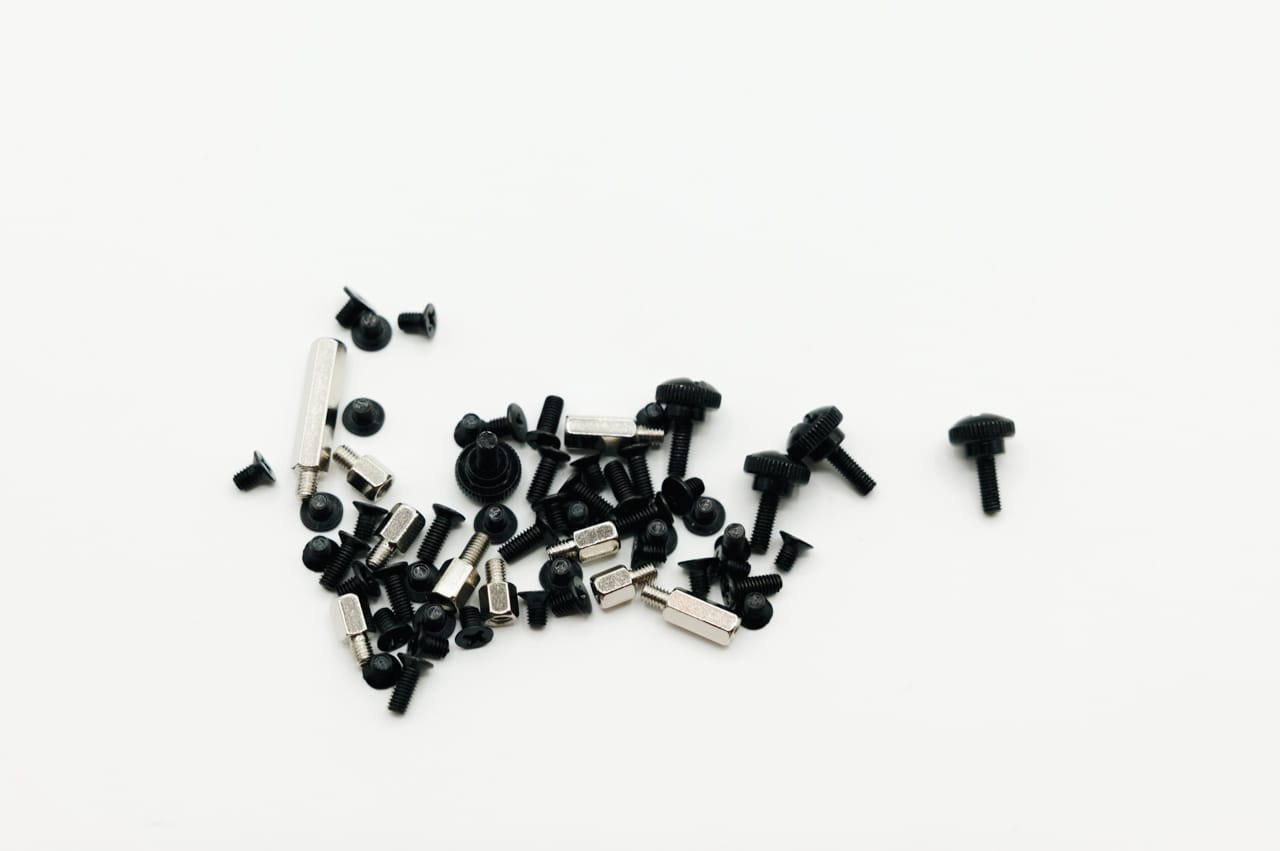 ネジやスペーサー