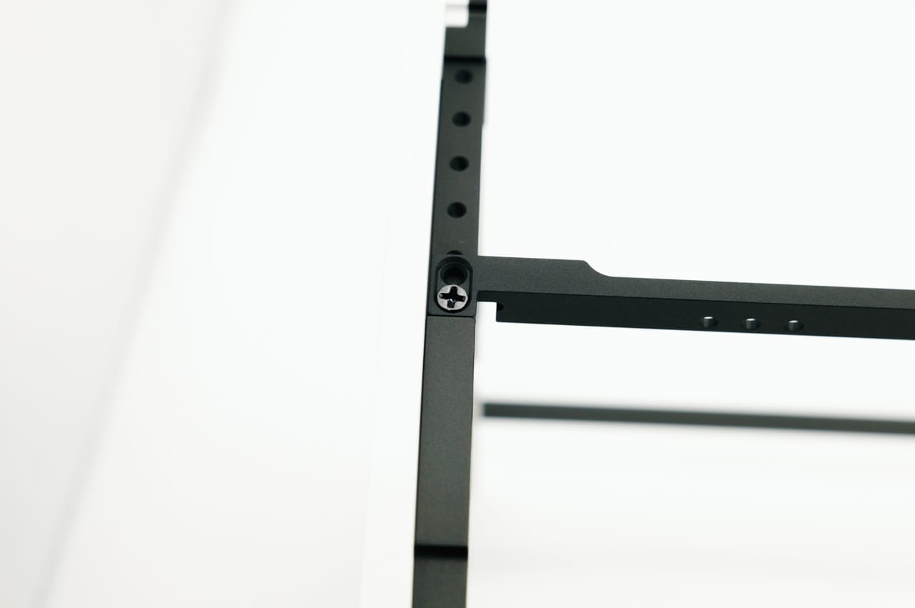 フレームをネジ止め