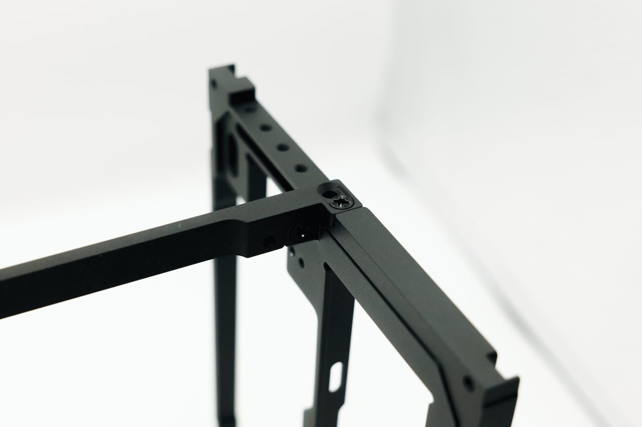 フレームをネジ止め