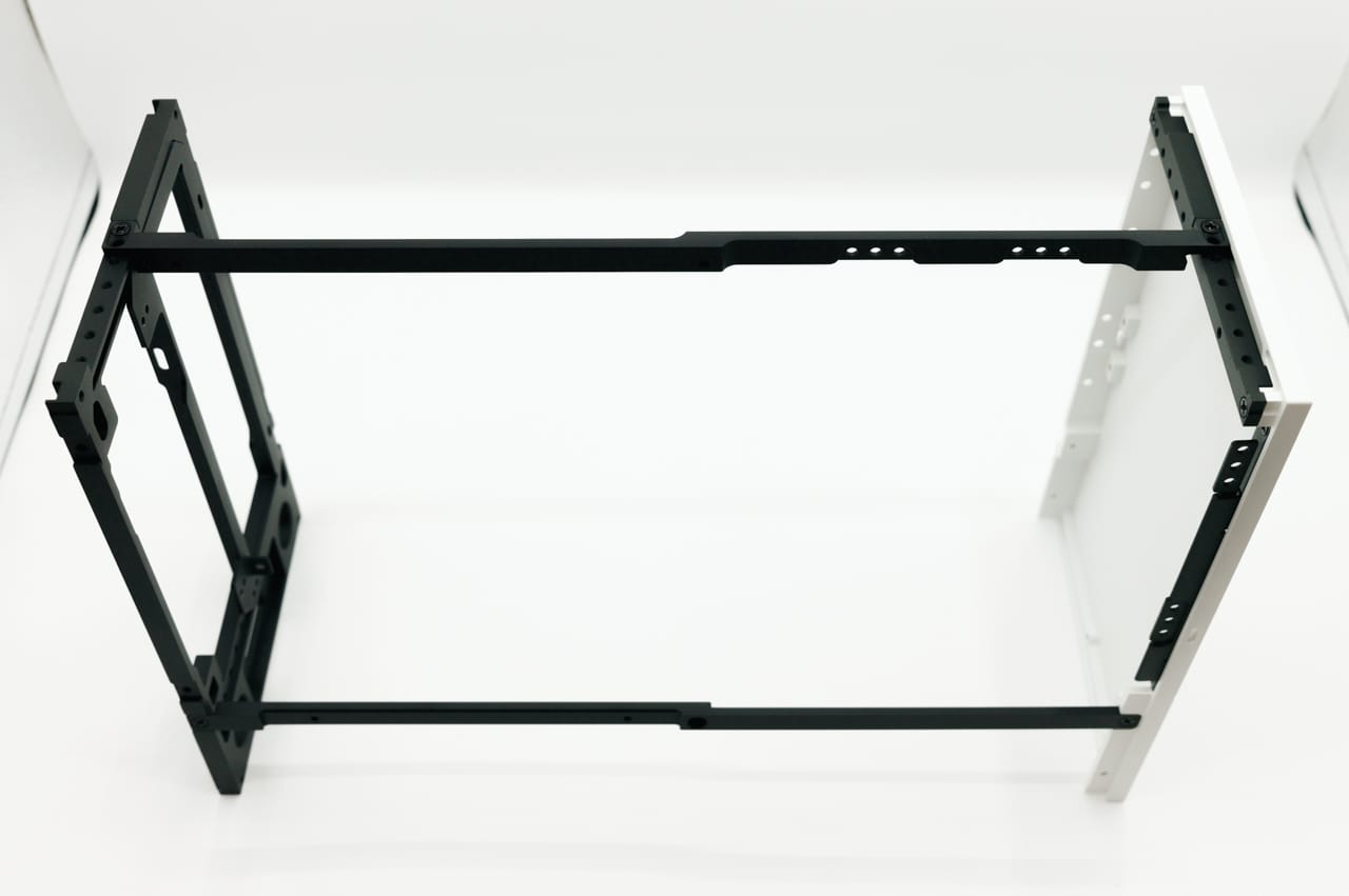 フレームをネジ止めして、とりあえず自立するように