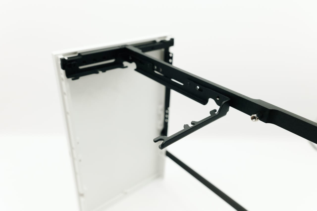 電源ユニットフレームを取り付け