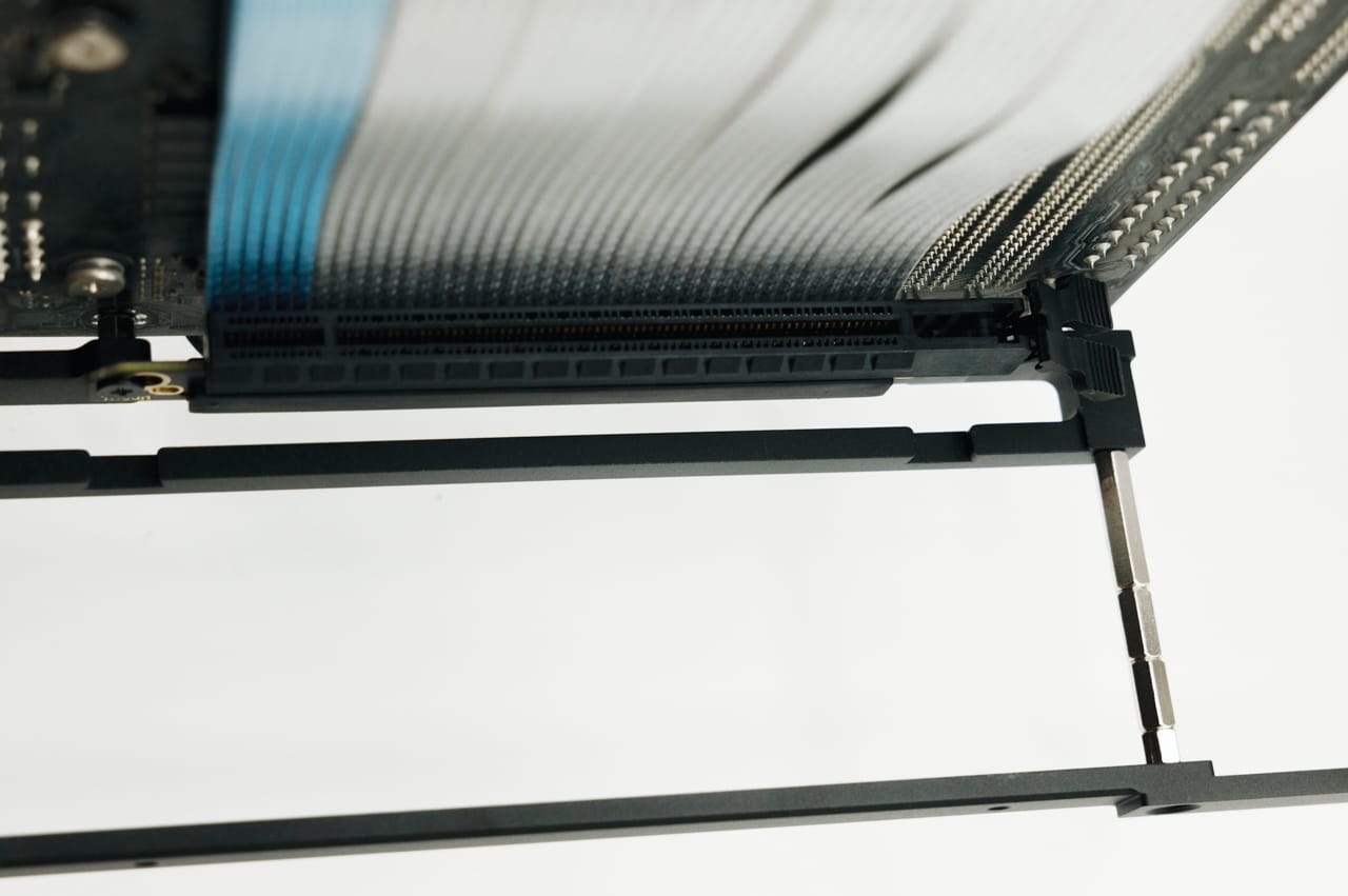 使うGPUの厚みによってネジの本数を調整