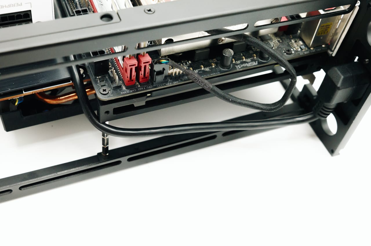 ケーブルを電源ユニットにつなげる