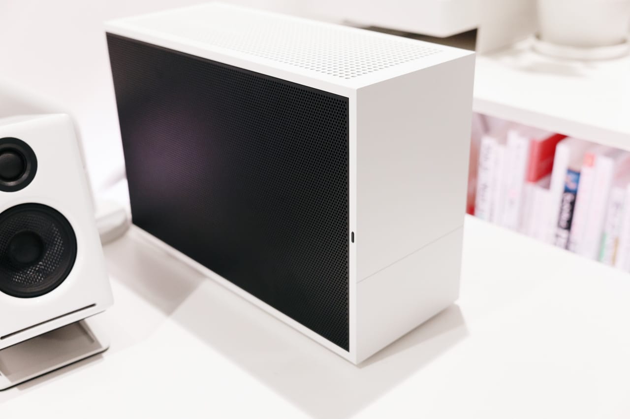 サイドパネルはガラスではないので、内部ははっきりと見えない