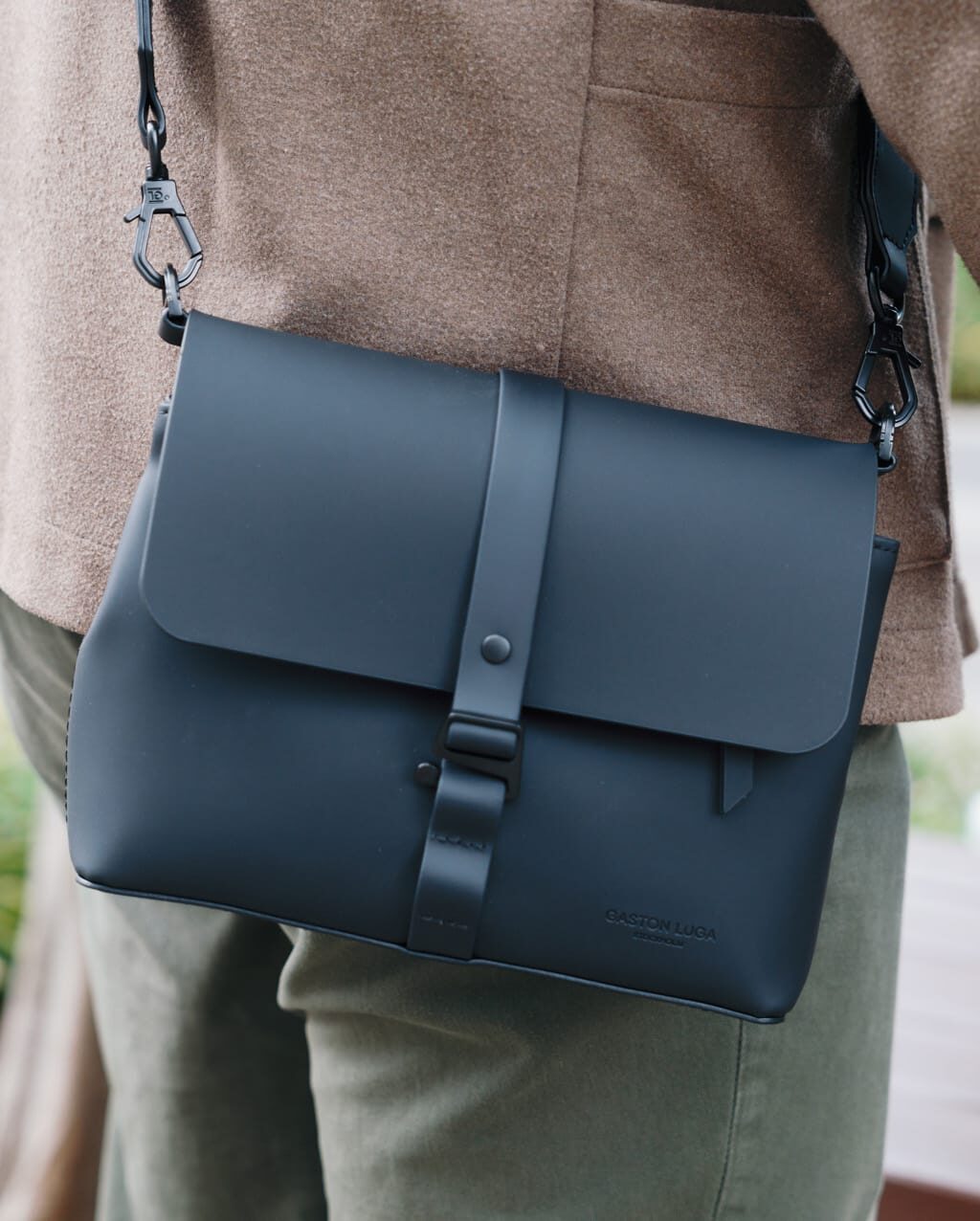 ガストンルーガ スプラッシュクロスボディバッグ レビュー／小物類を持ち運ぶのに丁度よいサイズ。水や汚れにも強く上品なデザインが魅力的