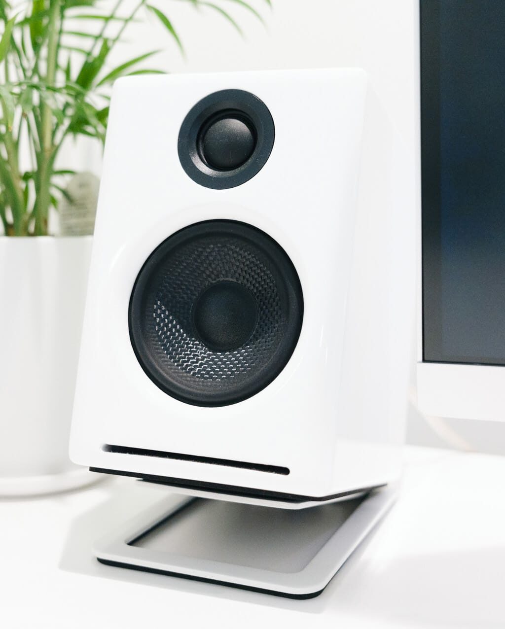 Audioengine A2+ レビュー／デザインがバツグンにオシャレなデスクトップスピーカー。音質や機能面は価格に見合わない