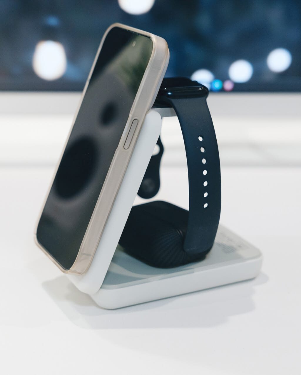 RORRY 4in1 ワイヤレス充電ステーション モバイルバッテリー レビュー／ケーブルレスで最大3台まで同時充電可能。旅行や出張のお供として最適