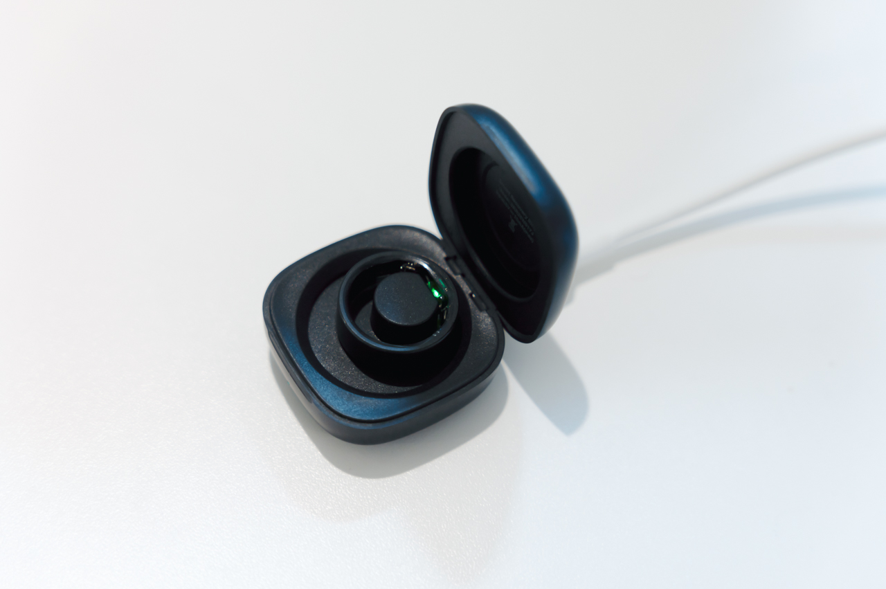 ケーブルに繋げないと充電されない