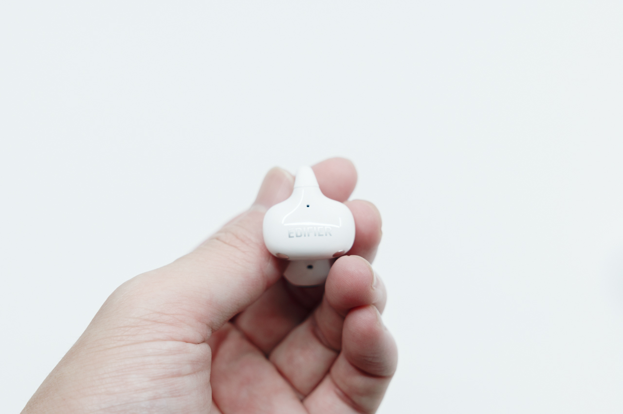 イヤホン表面にはロゴが見える