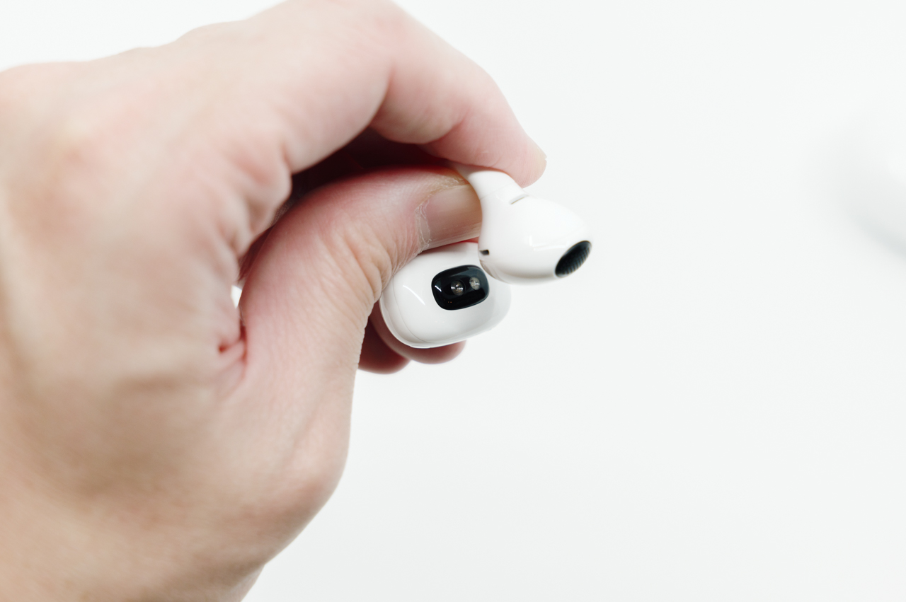 イヤホン表面の内部には各種センサーが内蔵されている