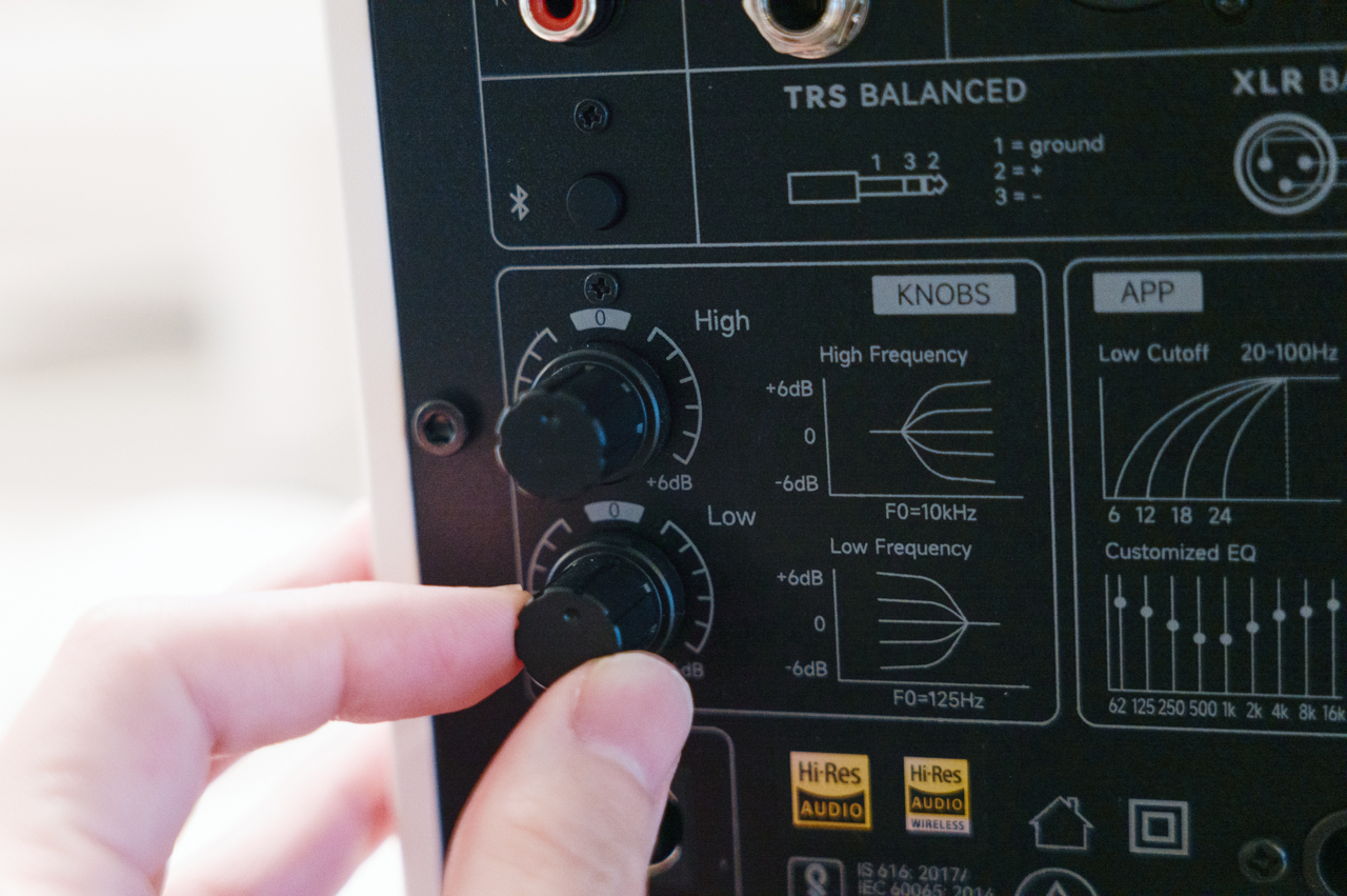 背面の音質調整ノブ