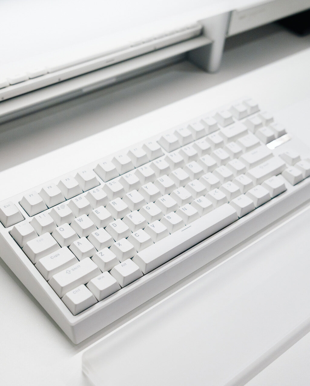 EPOMAKER G84 レビュー／美しいデザインと心地よすぎる打鍵感・打鍵音がやみつきになるキーボード。透過キーキャップ採用によるライティングも美しい