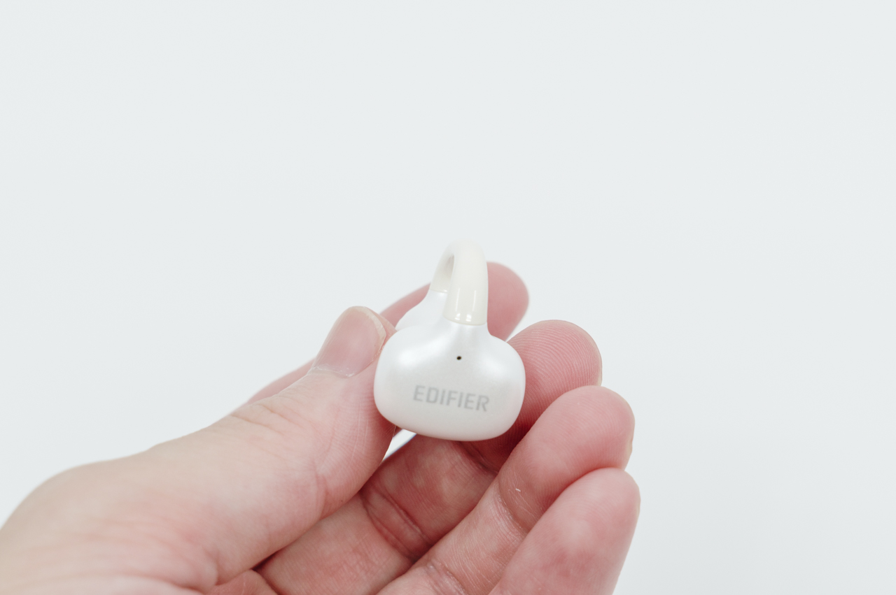 イヤホン表面にはロゴも見える