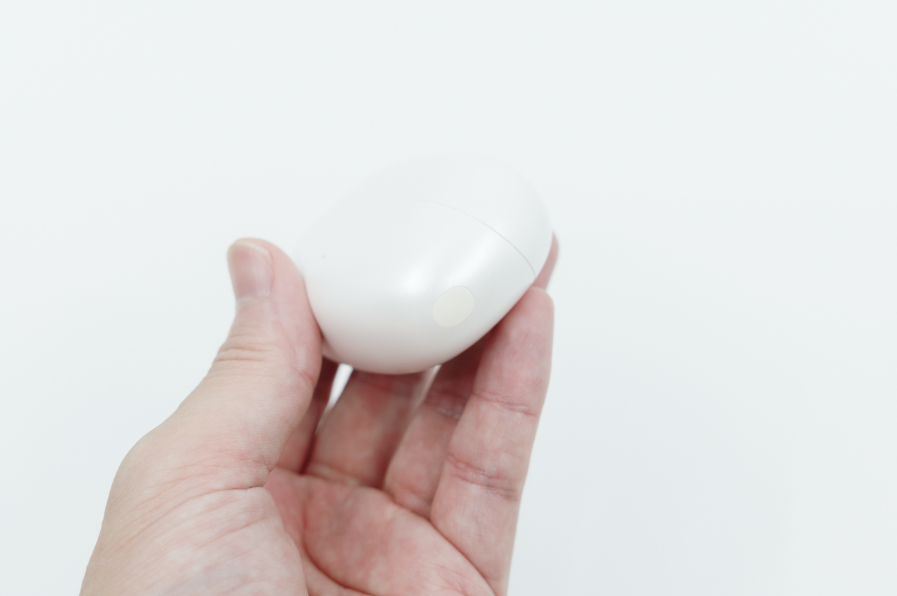 ケース斜め下にBluetooth接続ボタン