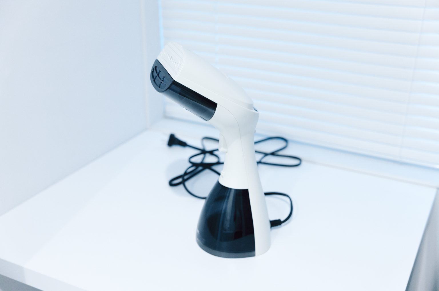 Morus V3 レビュー／香り機能を搭載した吸着式衣類スチーマー。前モデルより大きく進化したのに、価格はむしろ安くなっててちょっと意味がわからない