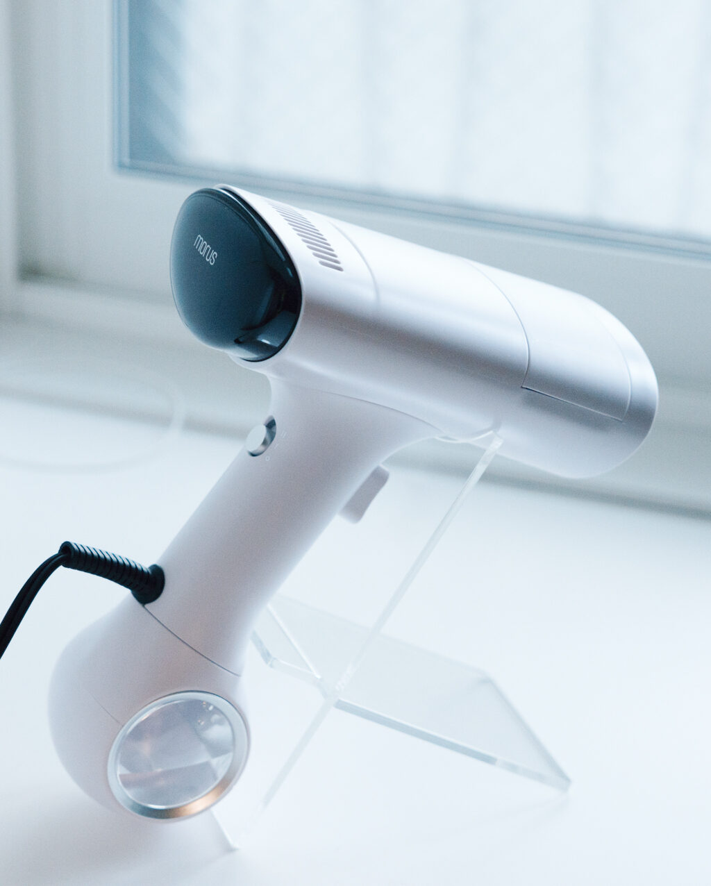 Morus V6 レビュー／手軽に素早く使える衣類スチーマー。高温スチームでシワもニオイもしっかりと除去してくれる