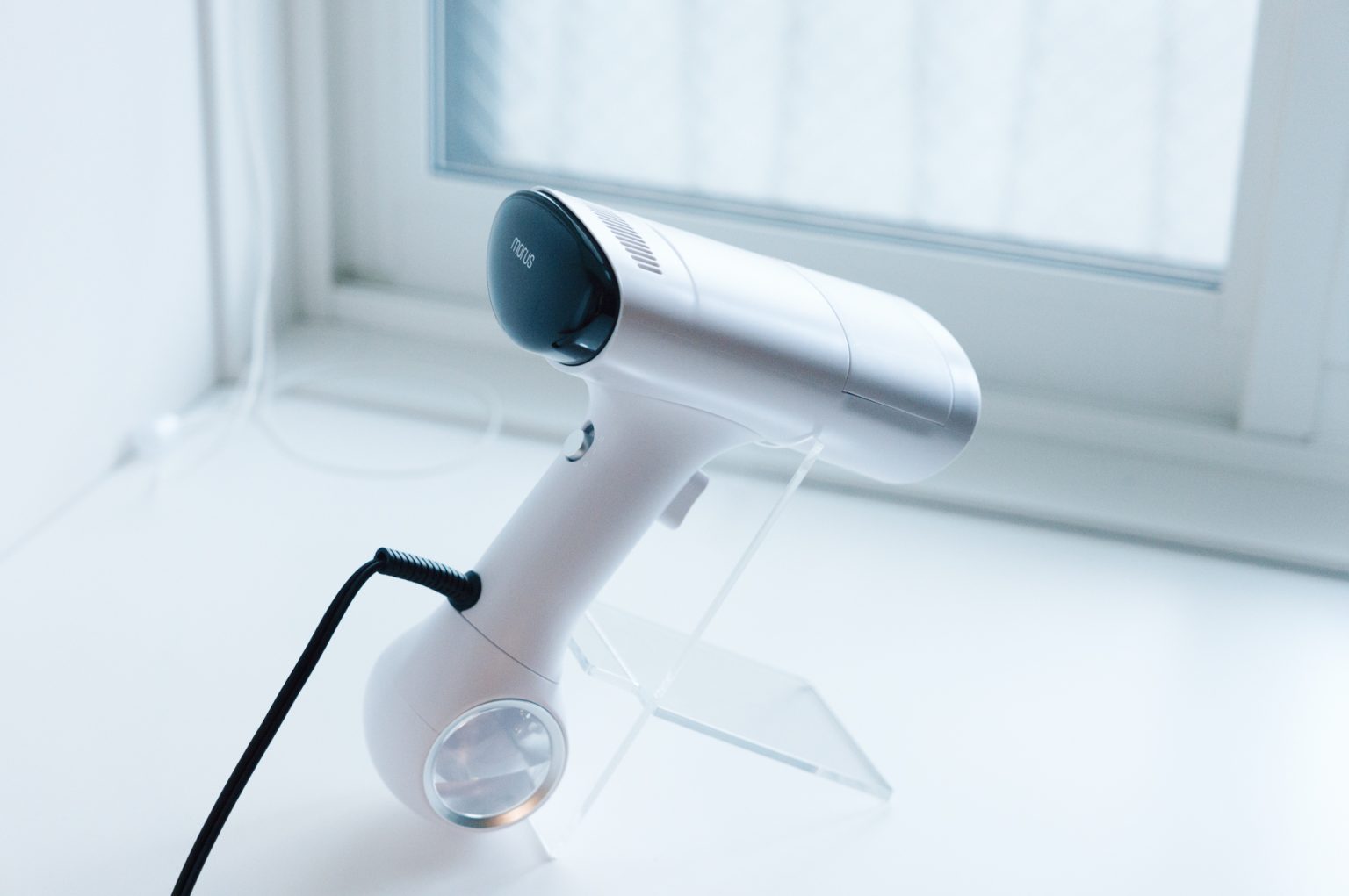 Morus V6 レビュー／手軽に素早く使える衣類スチーマー。高温スチームでシワもニオイもしっかりと除去してくれる